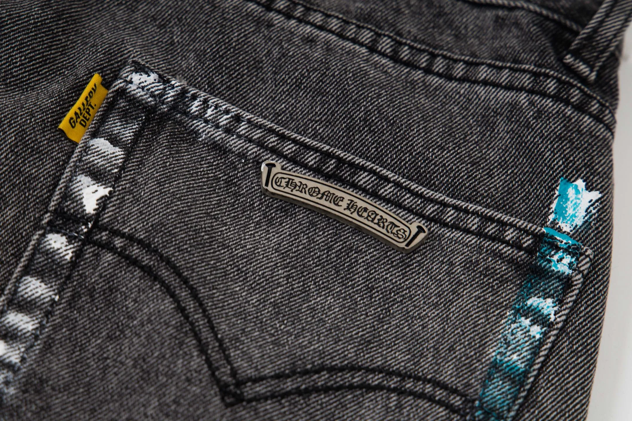 P340 💰 (Top version) Chrome hearts co-branded washed jeans with blue, yellow, black, white and multi-color stitching. Really restores the ultimate vintage texture. Three-dimensional version. Loose and comfortable, not picky about the figure. Makes you look taller and slimmer. Factory-made. Original quality control. Same style for men and women. Can be matched with couples. Versatile recommendation. Must-have jeans for all seasons. Fashionistas have been disappointed. From the quality selection of fabrics, the tailoring of details, and the matching of patterns, they are all impeccable! The upper body is so handsome when worn...it can be easily worn by men, women and children! The craftsmanship is made of heavy-duty washed pure cotton denim fabric. After washing, it is soft and thick. It is very stylish when worn on the body. Color: black Size: 28-30-32-34-36 (corresponding to S-M-L-XL-XXL)